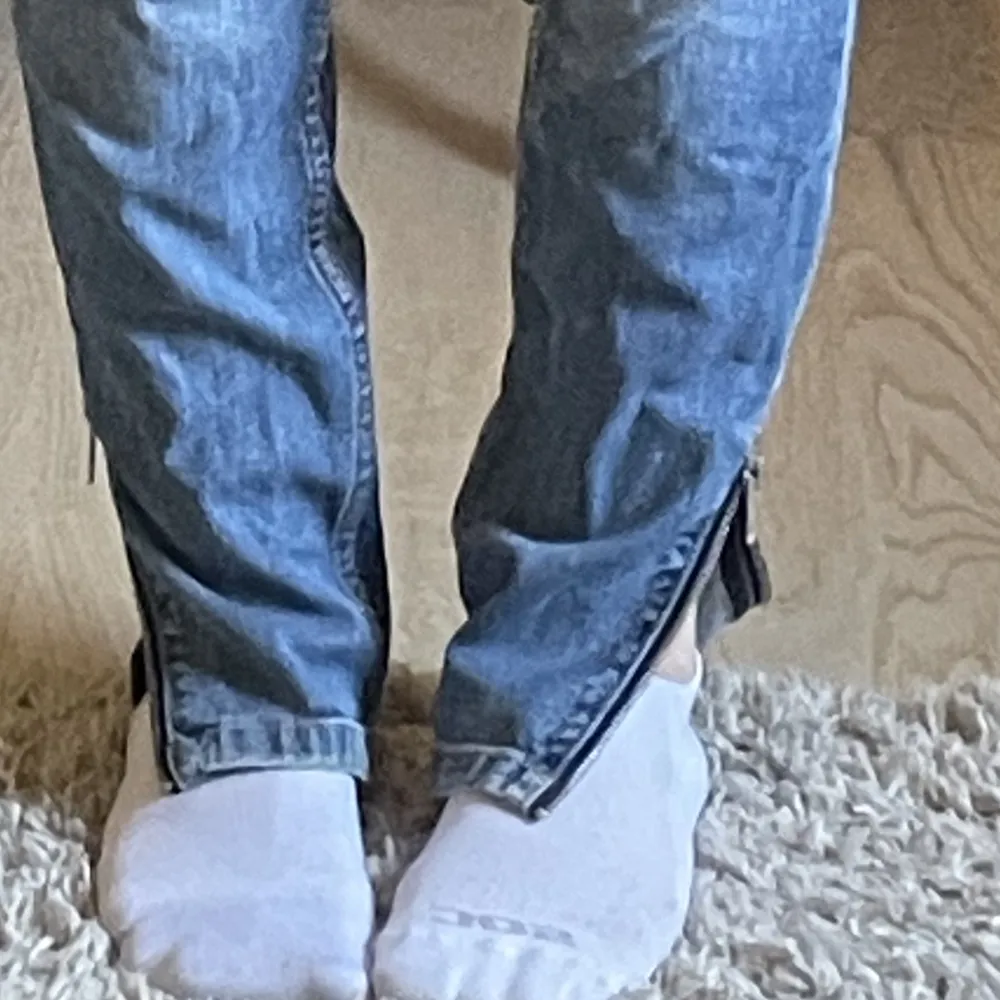 Fina lågmidjade jeans med stretchigt material och med dragkedja vid fötterna för att justera hur de ska sitta, inga hål eller fläckar! Tryck på köp nu eller kontakta mig vid frågor/ sammfrakt 💗 . Jeans & Byxor.
