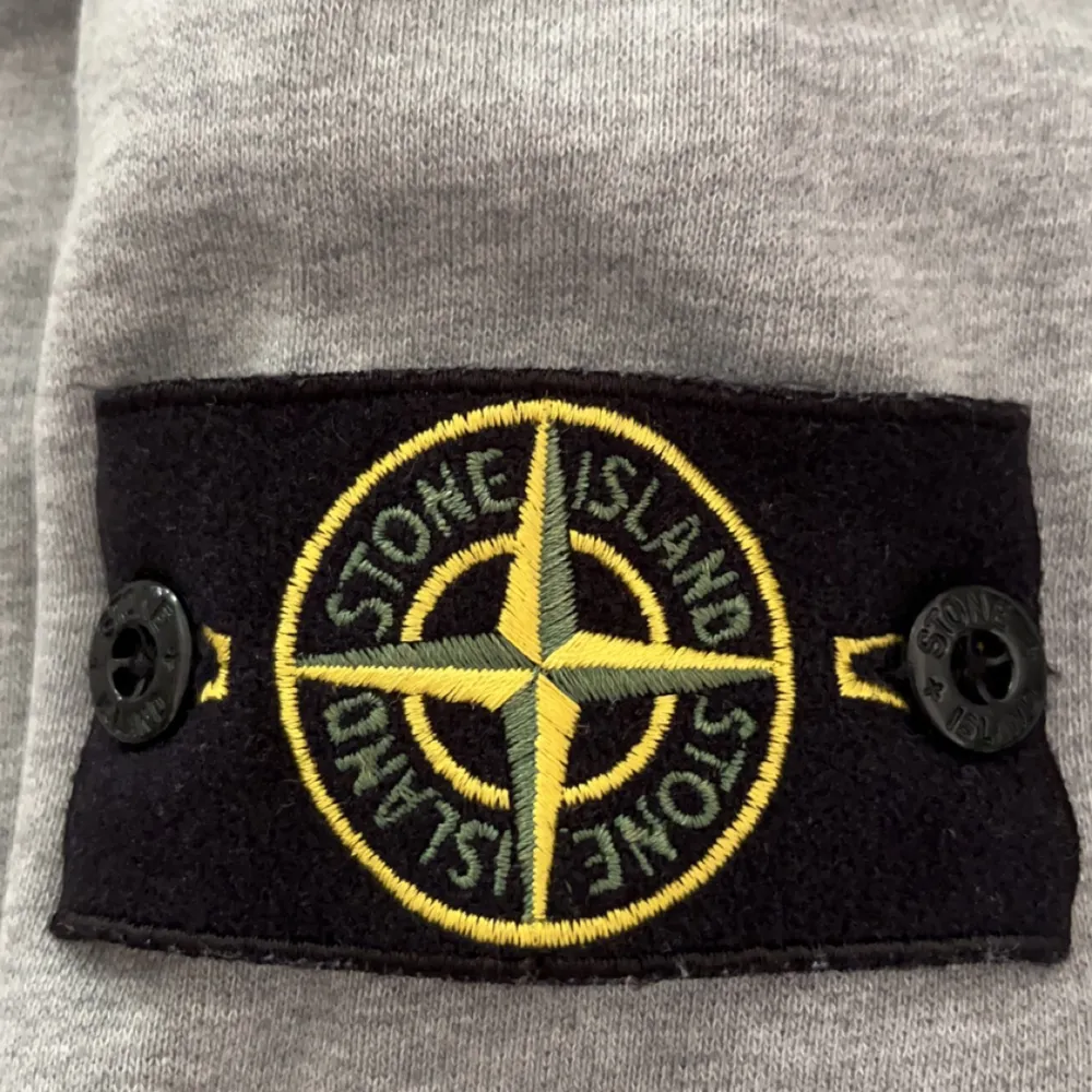 Begagnad stone island zip hoodie storlek M. Skick 7-8/10. Finns en liten defekt men det går att fixa. Varm och passar perfekt till vintern!. Hoodies.