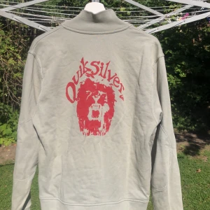 Quicksilver Turtleneck - Vintage Quicksilver turtuleneck med snyggt tryck på ryggen i storlek M