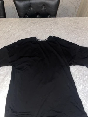 Palm angels t-shirt - Säljer denna trendiga Palm angels t-shirten i färgen svart som matchar till allt. Tröjan har kommit till användning vid få tillfällen men är fortfarande i ny skick. Vid frågor kontakta oss.