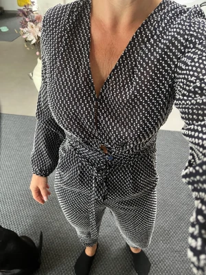 Byxdress  - Supersnygg byxdress som tyvärr är för liten för mig, endast provad.  Fler bilder kan mejlas.