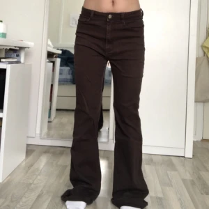 Jeans  - Bruna jeans som är midrise. Jätte fina och för referens är jag 160/stl - 34