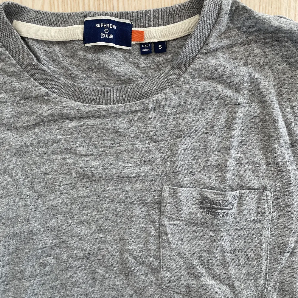 Grå T-shirt från Superdry i stl S. Använd i bra skick. 100% bomull. Skriv gärna för fler bilder✨. T-shirts.