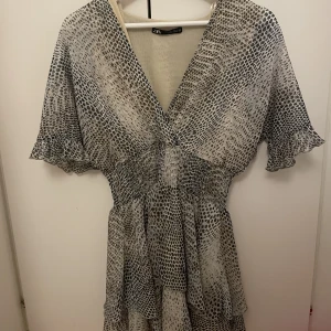 Zara klänning - Aldrig använd. Superfint skick. Säljer pga för liten 