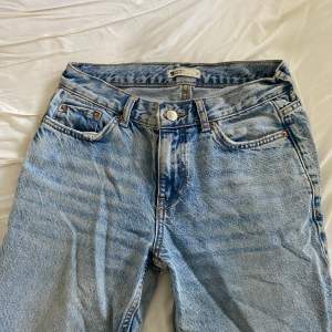 Low straight jeans från Gina tricot, köpte i höstas för 499, säljer för 249, knappt använda då dem är för stora för mig💕gratis frakt om ni köper snabbt!🫶🏼