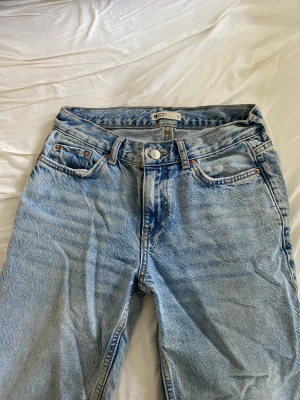 Jeans  - Low straight jeans från Gina tricot, köpte i höstas för 499, säljer för 249, knappt använda då dem är för stora för mig💕gratis frakt om ni köper snabbt!🫶🏼
