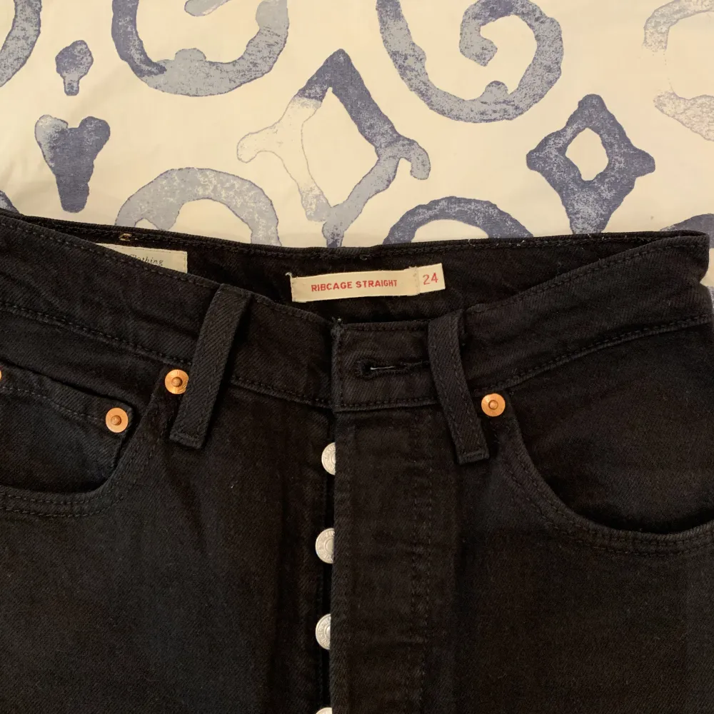 Svarta Levi’s jeans i modellen ”ribcage straight”. Byxorna är i mycket bra skick👌Waist 24, Leg 27 . Jeans & Byxor.