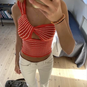 Topp - Sååå himla fin och somrig topp! Den är helt ny med prislapp kvar men säljes då den tyvär inte passade mig! Lånade bilder💕💕💕