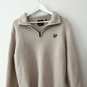 Lyle scott Half Zipp - Beställde denna från boozt för 1299kr i våras säljer pga av att jag har växt ur den. Den är knappt andvänd och i ny skick. 