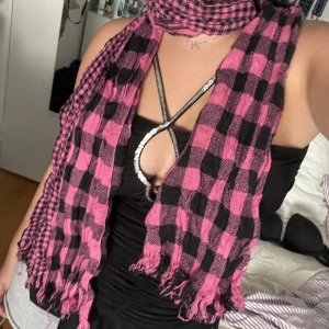 Halsduk rosa - Rosa/svart halsduk! Så najs till hösten😍