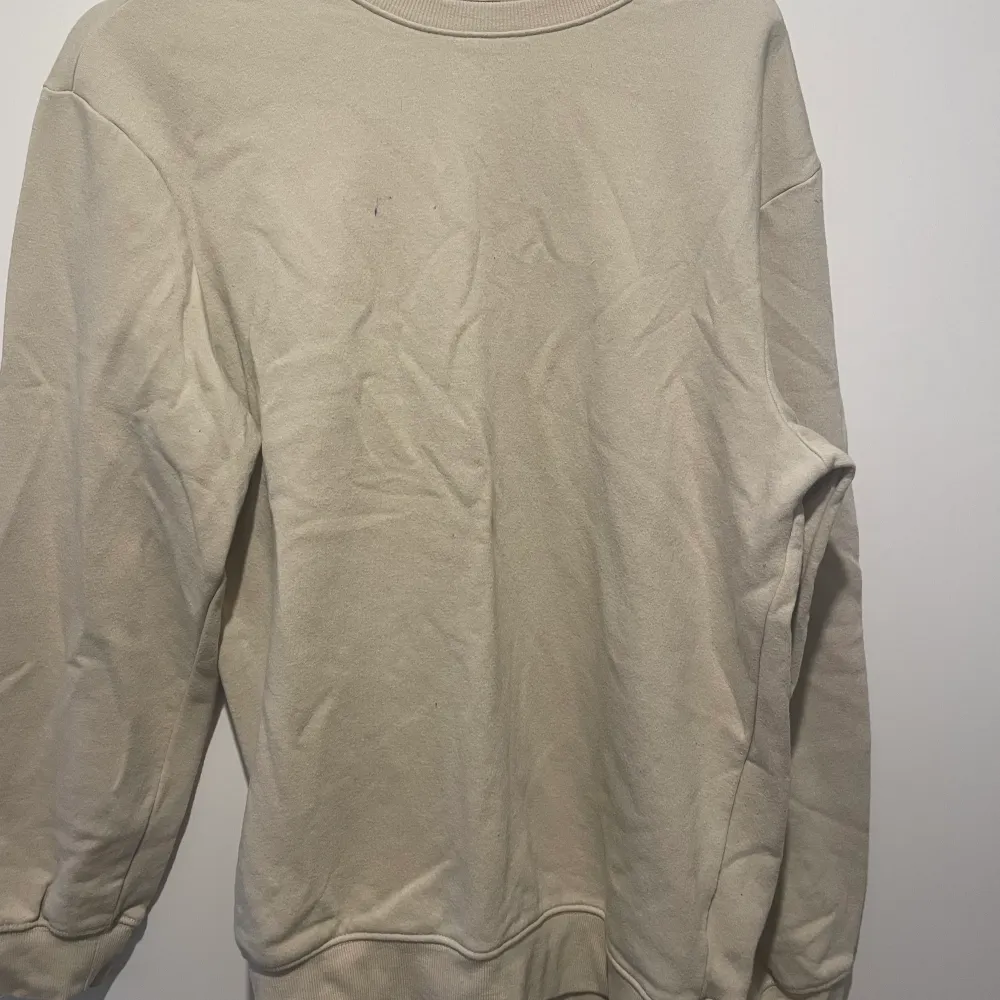 Beige sweatshirt, storlek S, har ritmärken men bortsett från det så är den i ny-skick, , skriv för mer information . Hoodies.