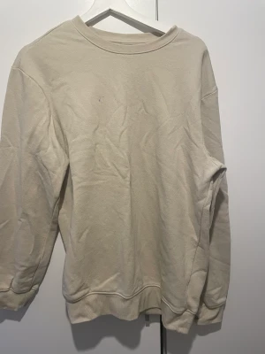 Beige sweatshirt - Beige sweatshirt, storlek S, har ritmärken men bortsett från det så är den i ny-skick, , skriv för mer information 