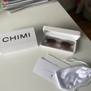 Chimi 04 Ecru - Klassiska Chimi 04 säljes i färgen ”Ecru” Storlek: Medium (Regular) Skick: Flawless, endast general use.  Med brillorna tillkommer även mjukt samt hårt fodral, förpackning samt oöppnad ”chimi” putsduk. Pris kan diskuteras vid snabb affär!