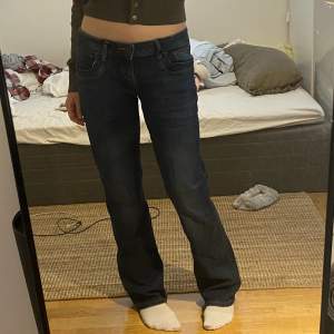 Sjukt snygga lågmidjade bootcut jeans från ltb. Knappt använda då jag köpte fel storlek! Superfintskick🤎