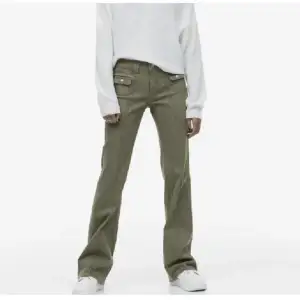 SÖKER dessa gröna jeans ifrån H&M i strl 34 eller 36. Skulle kunna tänka mig att betala max 400kr💕Hör av er!