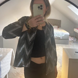 Trekvartsärmad jacka Margit Brandt - Säljer denna as snygga trekvartsärmade jacka. Oanvänd och lappen sitter kvar (en extra knapp tillkommer också).  Nypris:1499 men finns ej att köpa. Strl M men passar XS-M