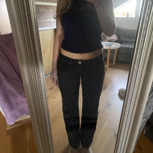 Lågmidjade jeans  - Arrow jeans från weekday Säljer då dom är lite för korta på mig🩷