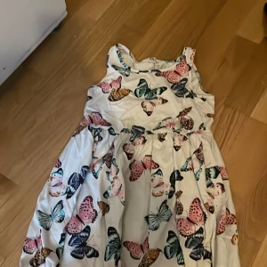 Vit fjärils klänning  - Super gullig fjärils klänning,inga synliga fläckar!⭐️Sälj för att den är lite för liten å tyvärr inte används💘⭐️