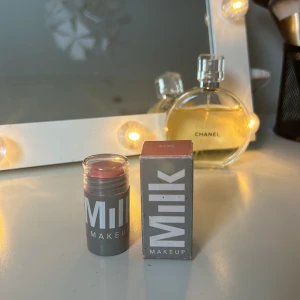 Milk blush stick - Säljer mitt virala milk blush stick efter som att färgen inte passade mig. Färgen Dash. Bara andvänder 2-3 gånger. Väldigt bra skick. Går att skrapa bort yttersta om det önskas. Köpt på SEPHORA för 270 kr.