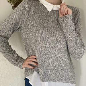 Tröja m. skjorta - Fin tröja i mjukt material. Det set ut som att man har en skjora under, men skjorttyget är bara på kanterna. Knappt använd. I storlek S men passar även M🩶