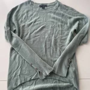 Finstickad tröja - Köpt på primark för länge sen men knappt använd sen dess! Knappar och slit i ärmen och lite längre bak