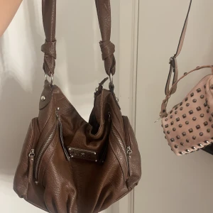 Väska  - Brun väska💗as najs till hösten, stor och rymlig 