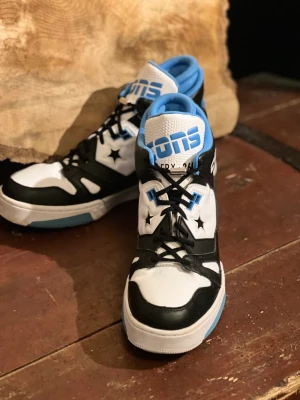 Superfina Converse sneakers knappt använda - Änvända bara några få gånger och nästan som nya.