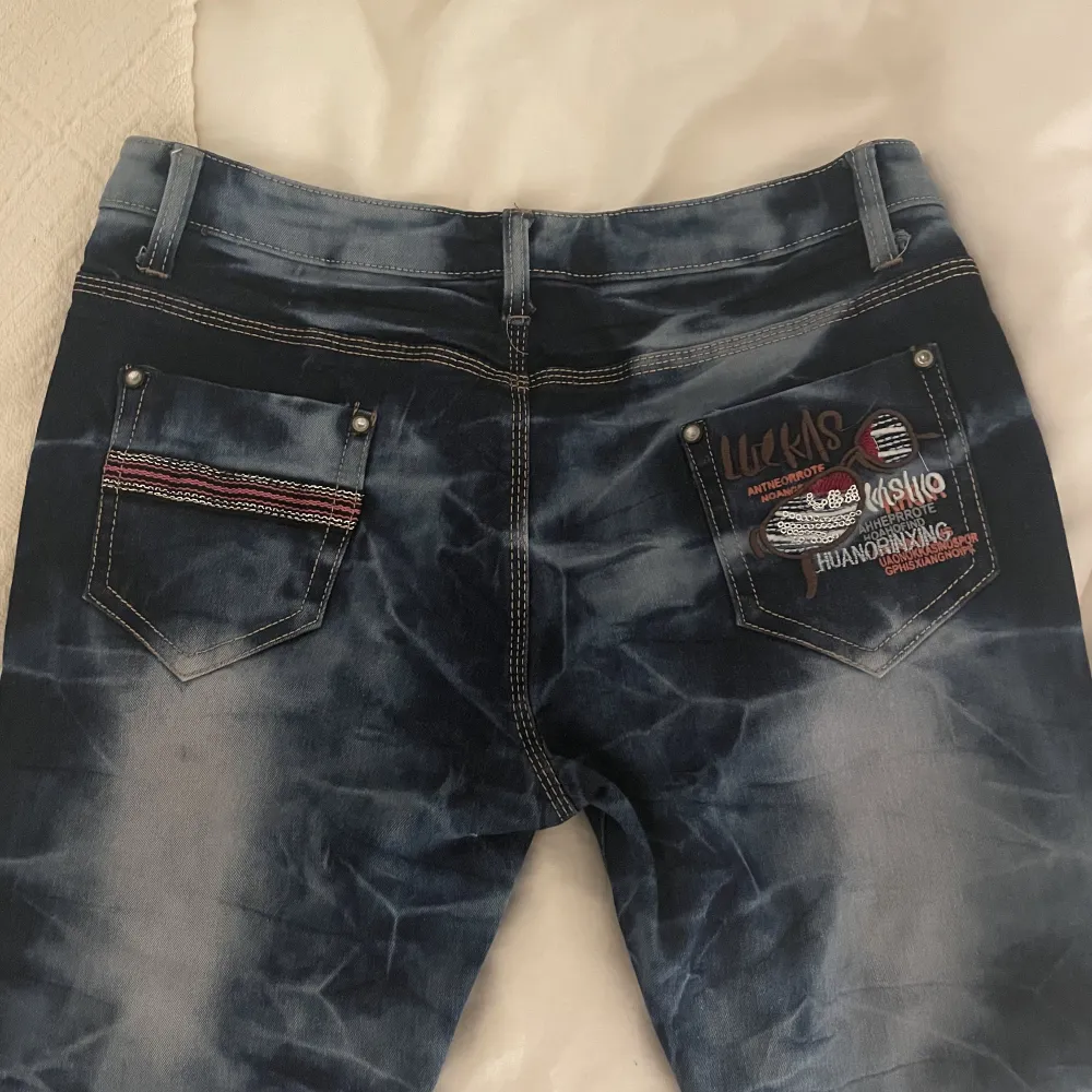 Coolaste byxorna 🥹 har tryck bak på fickorna och fint mönster i blåa färger, jeansmaterial men lite mjukare! Är lågmidjade och raka. Jeans & Byxor.