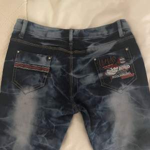 Coolaste byxorna 🥹 har tryck bak på fickorna och fint mönster i blåa färger, jeansmaterial men lite mjukare! Är lågmidjade och raka