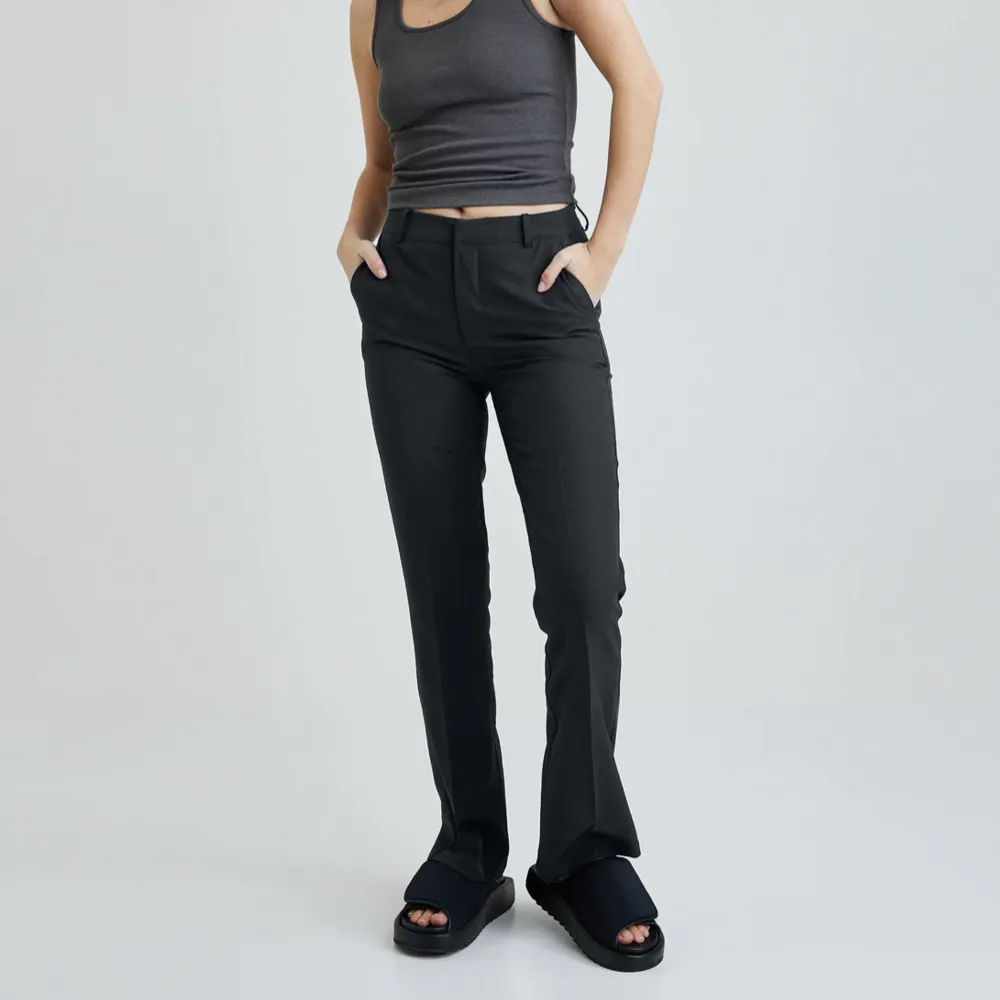 Supersnygga kostymbyxor från bikbok i modellen Vilma. Bara använda några gånger och känns som nya. Skriv om ni undrar nåt🥰🥰. Jeans & Byxor.