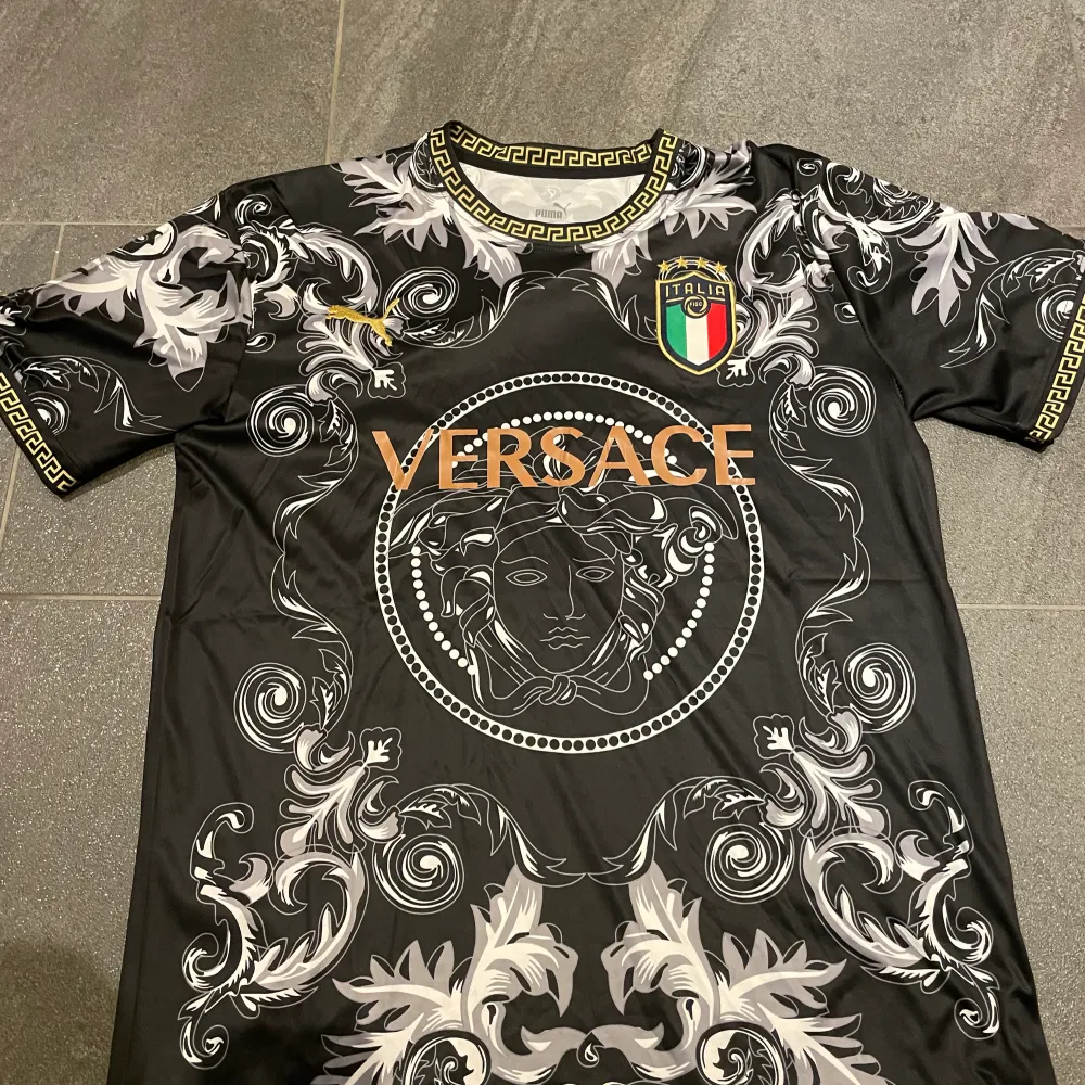 Tjena! Säljer min Italien Versace tröja som är riktigt fett!! Går nästan inte att hitta! Köpte den på en känd mysterishirt sida på insta miljoner och fick denna! Instan har äktighetscertefekering och skit även!. T-shirts.