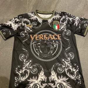 Tjena! Säljer min Italien Versace tröja som är riktigt fett!! Går nästan inte att hitta! Köpte den på en känd mysterishirt sida på insta miljoner och fick denna! Instan har äktighetscertefekering och skit även!