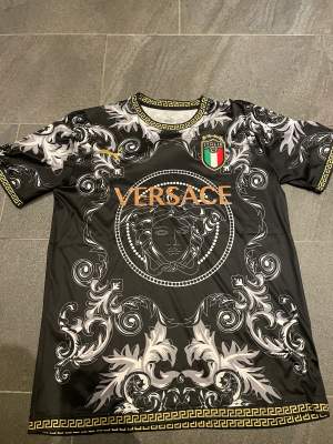 Tjena! Säljer min Italien Versace tröja som är riktigt fett!! Går nästan inte att hitta! Köpte den på en känd mysterishirt sida på insta miljoner och fick denna! Instan har äktighetscertefekering och skit även!