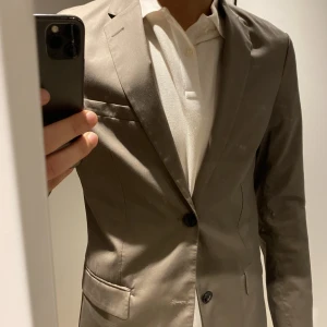 Kavaj/jacka  - Snygg kavaj i slimfit. Passar bra både till vardags och till helgen. I fint skick!