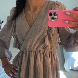 Only tröja - Säljer denna såå fina tröja/blus från Vero Moda (Only). Jättebraskick och knappt använd. Passar dig som har strl S då den är ganska V-ringad (ni kan se på bilden) 💓💓💓