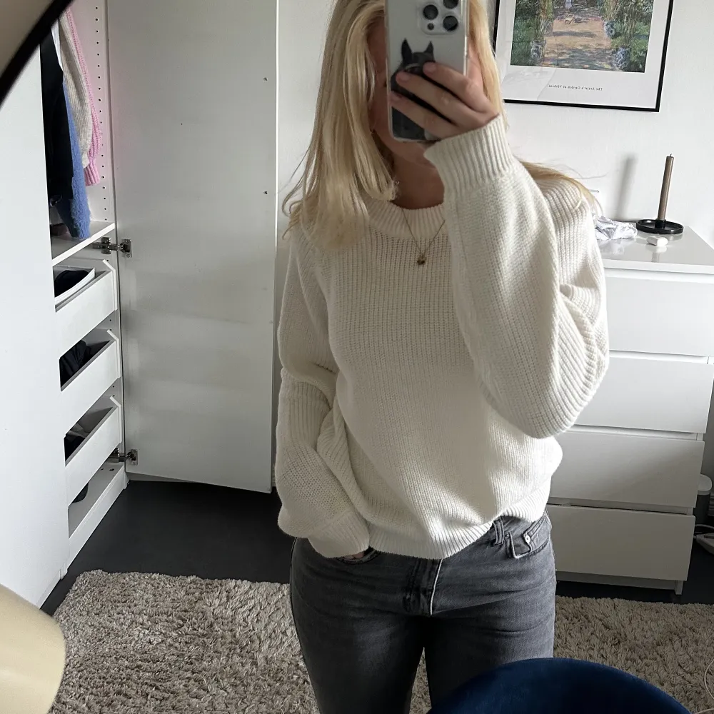 Helt ny stickad tröja! Vi eller ljusbeige. Som sagt aldrig använd så väldigt fint skick! Perfekt nu till hösten!. Stickat.