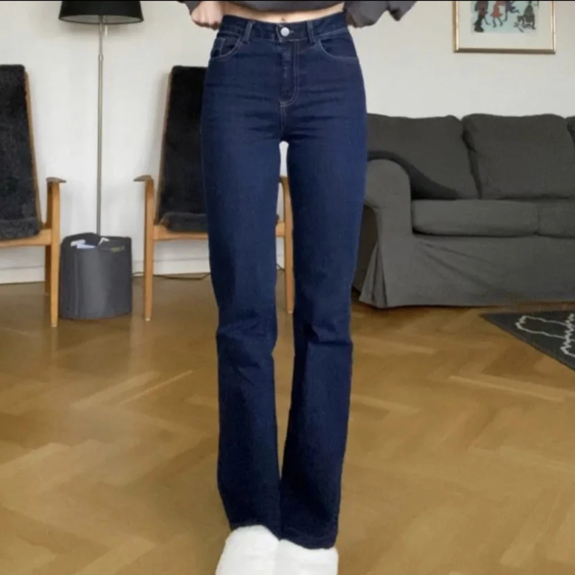 mörkblå raka jeans