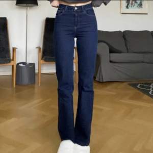 Säljer dessa jättefina jeansen från DesignBySi! De är helt nya och i storlek xs! Jag är 164 cm lång💌