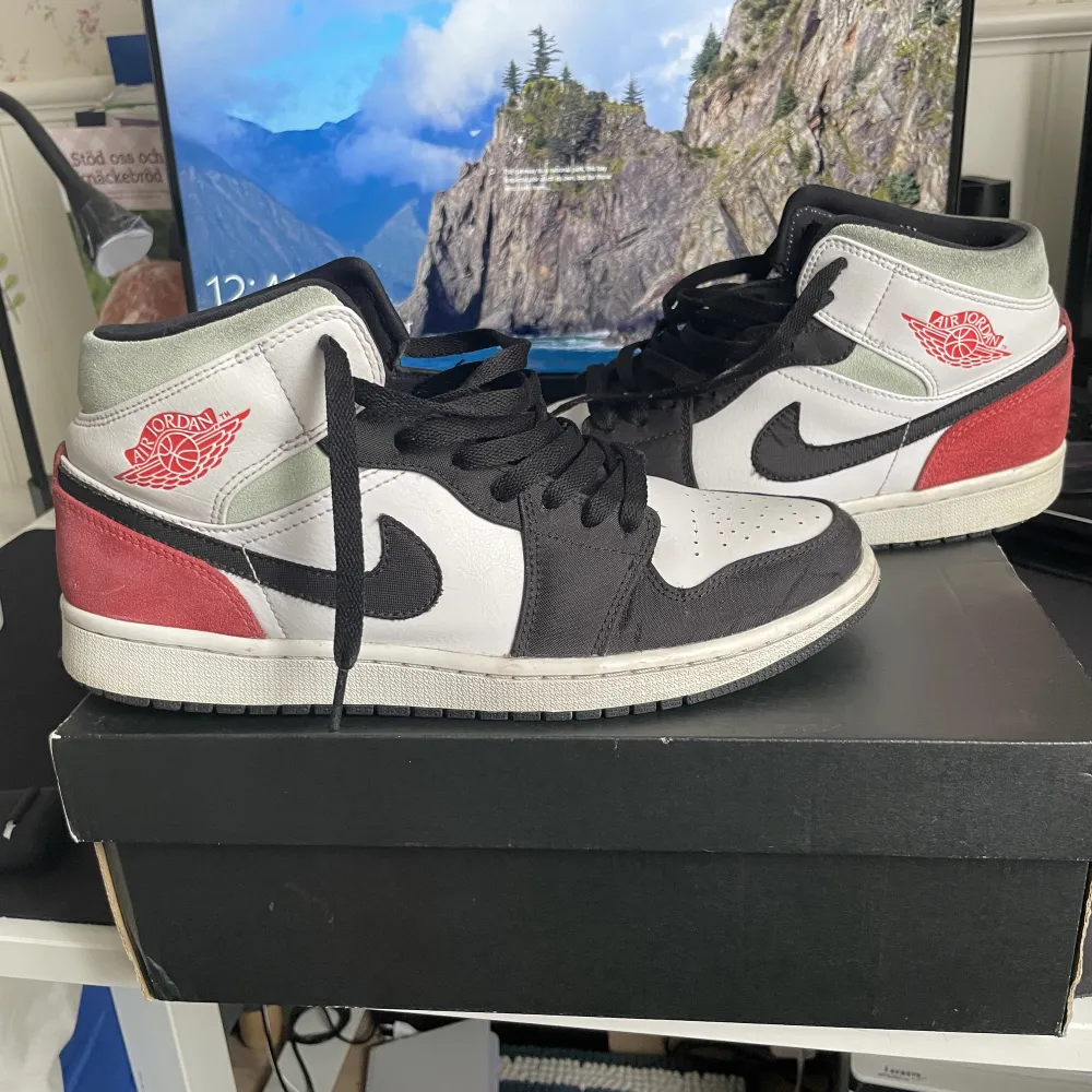 Säljer mina Jordan 1 Mid SE Red Black Toe!!! 100% äkta köpte från StockX. Kvitto finns och priset kan diskuteras!!! Kan mötas upp oxå men bara för seriös köpare👍👍. Skor.