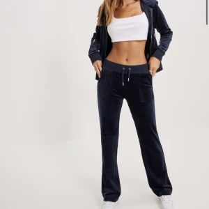 Juicy byxor  - Säljer mina juicy byxor i mörkblå då dom inte kommer till användning av mig!💗