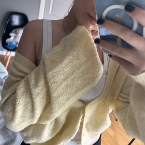 Gul kofta - Söt gul kofta med mönster! Användes inte längre så därför väljer jag att sälja vidare den💕