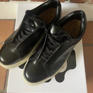 Eytys Doja - Fräscha eytys som ej kommit t användning, så gott som nya. Kommer med box, dustbag, snören osv