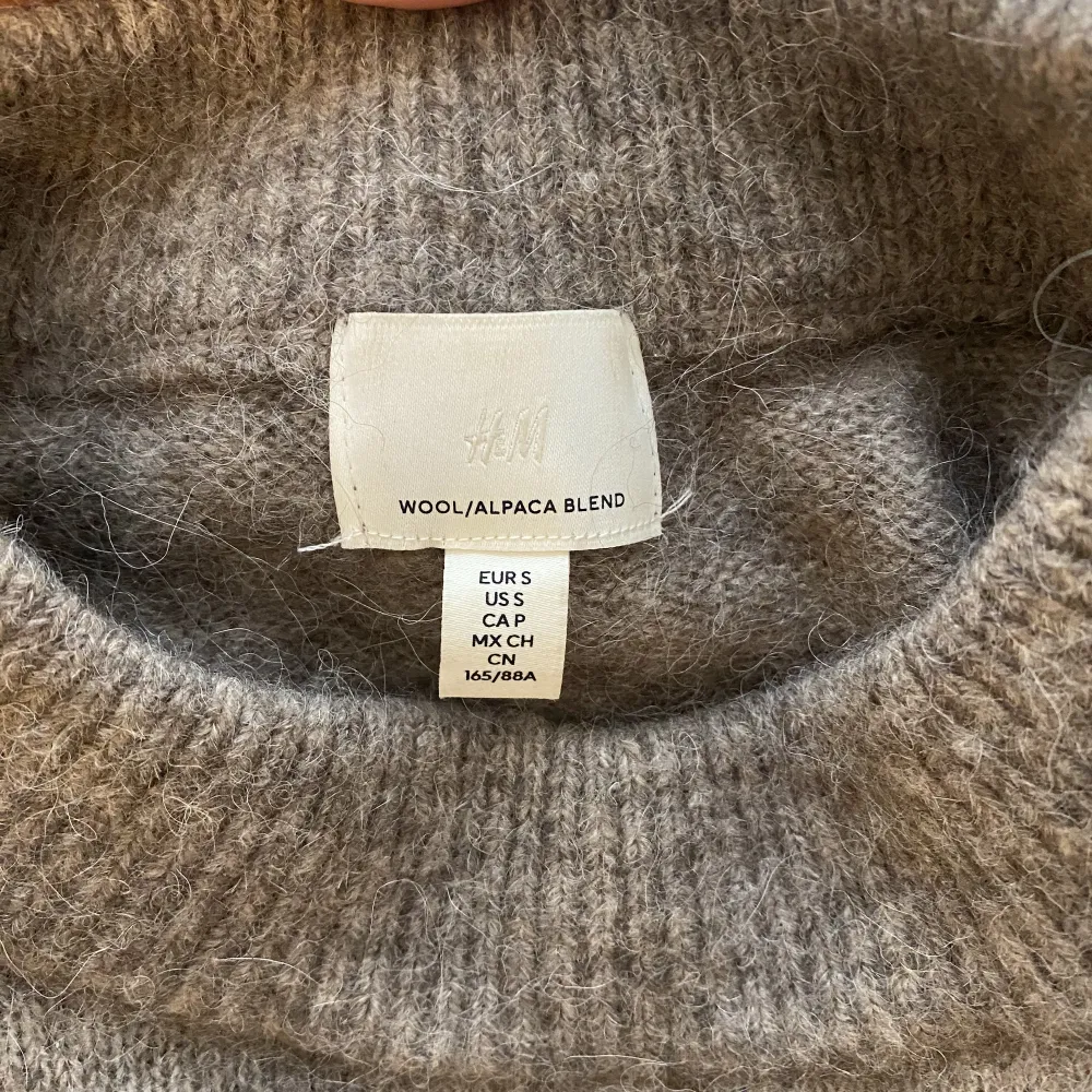 Mest bekväma och super snygga ull stickad tröja från h&m. Köpte förra året och är slutsåld hos h&m. Den perfekt bruna/beige färgen. Använd fåtals ggr och är i nyskick. Nypris 799kr. Perfekta stickade tröjan i bra kvalite inför höst och vintern.☺️💕. Stickat.