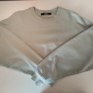 Tröja - En tjock tröja från bikbok. Säljer då jag slutat gilla färgen och den kommer då inte till användning. Storlek s, lite nopprig men inte farligt och inga andra tecken av användning. 