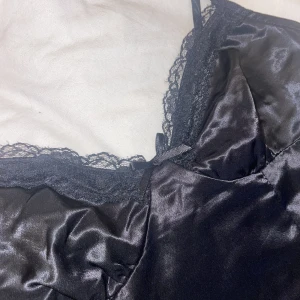 Satin linne - Säljer detta fina linnet då det är för litet för mig Aldrig använt Ord pris 149kr