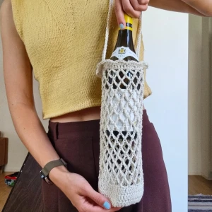 Vinväska - Supersöt handgjord väska för vinflaskor eller annan dryck:) virkad i vitt bomullsgarn. 