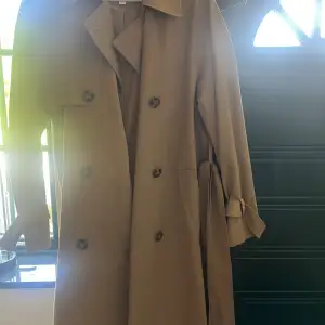 Brun trenchcoat från hm. Väldigt snygg nu till hösten. Skön att ha på sig och väldigt användbar. 