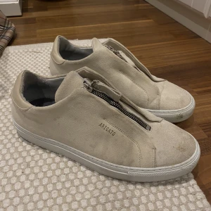 Axel Arigato skor  - Beiga skor från Axel Arigato, några få defekter men annars i fint skick! Säljer då dom är för stora för mig❤️ köp gärna via plick!