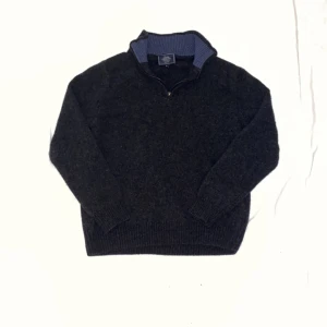 John Lewis - Snygg John Lewis zip up. Tröjan är av super fint material, den har 7% kashmir och 93% merino ull. Gjord i Italien. 