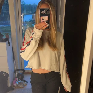 Levi’s tröja - Säljer min cropped levi’s tröja då den förtjänar att komma till användning vilket inte sker hos mig. Väl använd och inge defekter förekommer. Köparen står för frakt!
